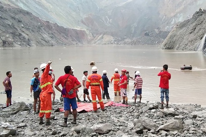 Nhân viên cứu nạn đang tìm người sống sót sau vụ sập mỏ đá quý ở bang Kachin. Ảnh: AFP.