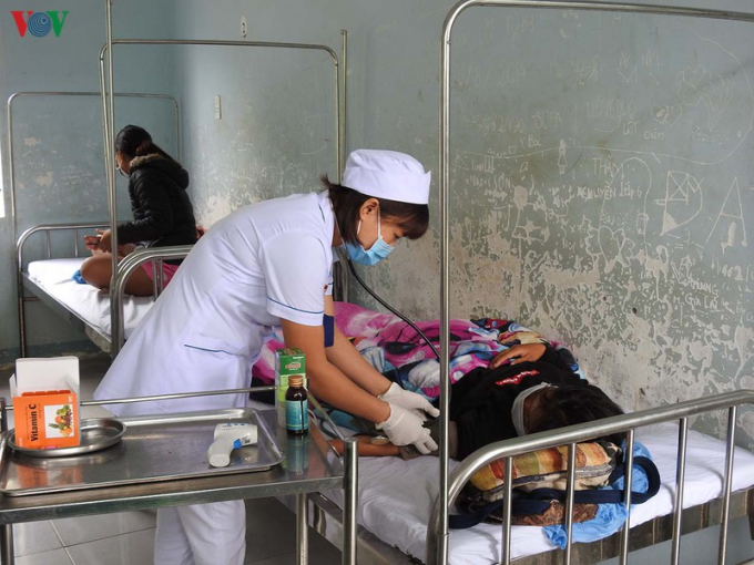   Điều trị, theo dõi trường hợp nghi bị bệnh bạch hầu ở Trung tâm Y tế huyện Sa Thầy.     