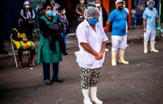 Các tiểu thương chợ Ciudad de Dios, thủ đô Lima (Peru) chờ xét nghiệm Covid-19 ngày 11/5. Ảnh: Getty