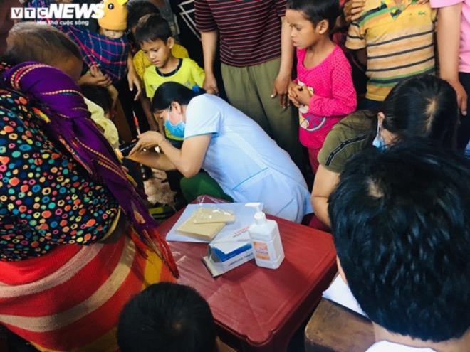 Ngành Y tế tổ chức khám y tế, sàng lọc tại huyện Hải Yang, Đắk Đoa, Gia Lai. (Ảnh: HIỀN MAI)