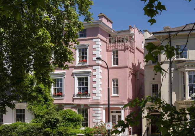 Căn nhà với màu sắc bắt mắt này chính là nơi đã gợi cảm hứng cho nhà văn Dodie Smith viết nên tiểu thuyết 101 chú chó đốm vào năm 1956. Công trình được xây dựng vào năm 1847.