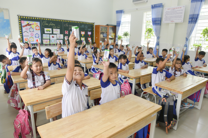 Các em học sinh trường Tiểu học Trang Tấn Khương, xã Long Thới, huyện Nhà Bè vui vẻ đón nhận những hộp sữa an toàn từ Chương trình SHĐ