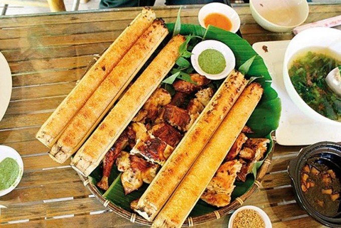 Cơm lam hay còn có một tên gọi khác là cơm nướng ống. Đây là một món ăn khá nổi tiếng của các tỉnh vùng núi Đông Bắc và Tây Bắc Việt Nam. Và cơm lam cũng được xem là một trong những món đặc sản Gia Lai nổi tiếng nhất được rất nhiều người yêu thích.