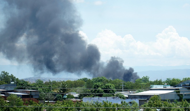 Cột khói đen cao hàng chục mét bốc lên từ sân bay quân sự Thành Sơn. Ảnh: Tuấn Kiệt.
