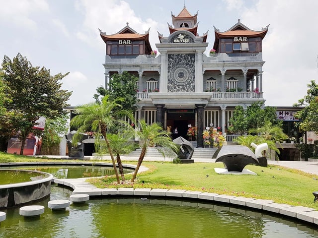 Tòa lâu đài đá vừa được khánh thành, đưa vào sử dụng tại trung tâm Tam Cốc (Hoa Lư, Ninh Bình) kề làng nghề chế tác đá Ninh Vân đang gây chú ý đối với người dân và du khách thập phương.