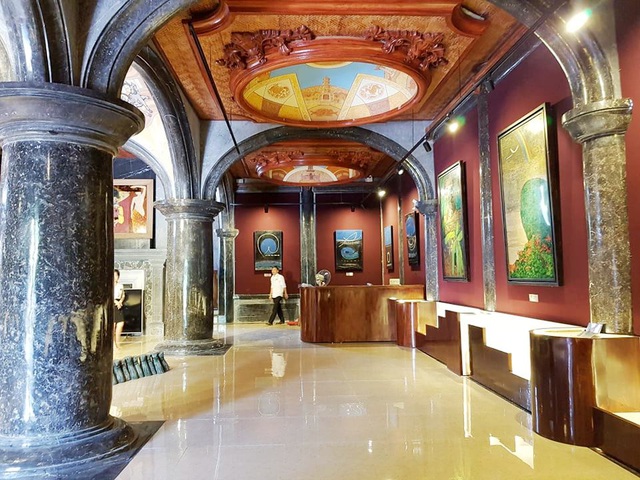 Chủ nhân của tòa nhà dành hoàn toàn tầng 1, tầng 3 của tòa nhà cho không gian văn hóa nghệ thuật mang đậm nét truyền thống của Việt Nam với các tác phẩm: Tranh sơn mài, đá nghệ thuật, đàn đá... Nơi đây là trung tâm triển lãm với triển lãm đầu tiên là 