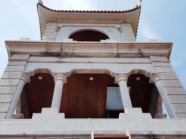 Tòa nhà mang dáng dấp của công trình kiến trúc Nhà thờ Phát Diệm - một trong những công trình làm bằng đá nổi tiếng ở Ninh Bình.