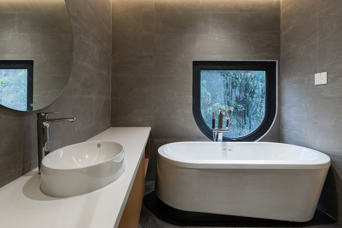Phòng tắm sử dụng nội thất tối giản nhưng hiện đại. Nguồn ảnh: Quang Trần.