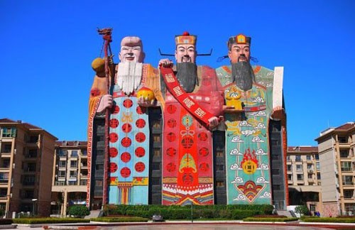 Không quá kỳ dị nhưng thực sự khác biệt, khách sạn Beijing Tianqi (Emperor) tại Lang Phường, Hà Bắc. Nằm ở ngoại ô Bắc Kinh, khách sạn 10 tầng này luôn tự hào với kiến trúc xây dựng theo hình ảnh Phúc Lộc Thọ - các vị thần tại Trung Quốc tượng trưng cho hạnh phúc, thịnh vượng và tuổi thọ.