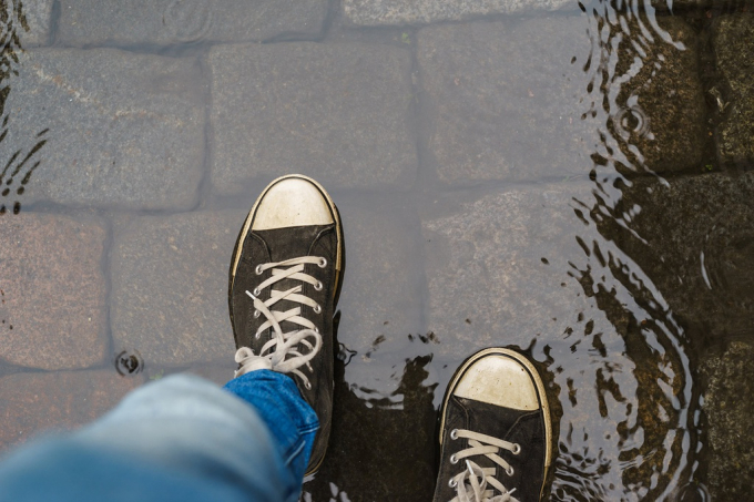 5. Không mang giày còn ẩm: Nhiều người thường cố chấp mang giày dép vẫn còn ẩm vì vài lý do. Chính hành động này đã 