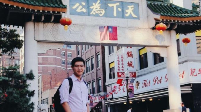 Tianyu Fang ở khu phố người Hoa ở Boston.  Ảnh: CNN