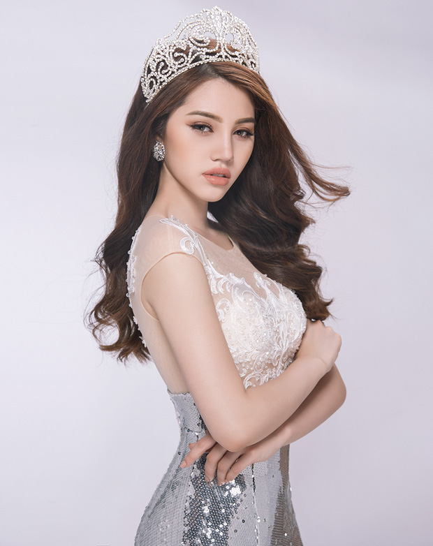 Jolie Nguyễn (tên thật Nguyễn Phương Mai) sinh năm 1997, từng đăng quang cuộc thi Hoa hậu Thế giới người Việt tại Úc vào năm 2015.