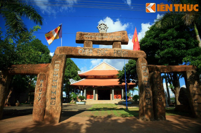 1. Tọa lạc tại thôn Phước Sơn, xã Đức Hạnh, huyện Bù Gia Mập, tỉnh Bình Phước, chùa Đức Hạnh là ngôi chùa có cổng tam quan lạ lùng bậc nhất Việt Nam.