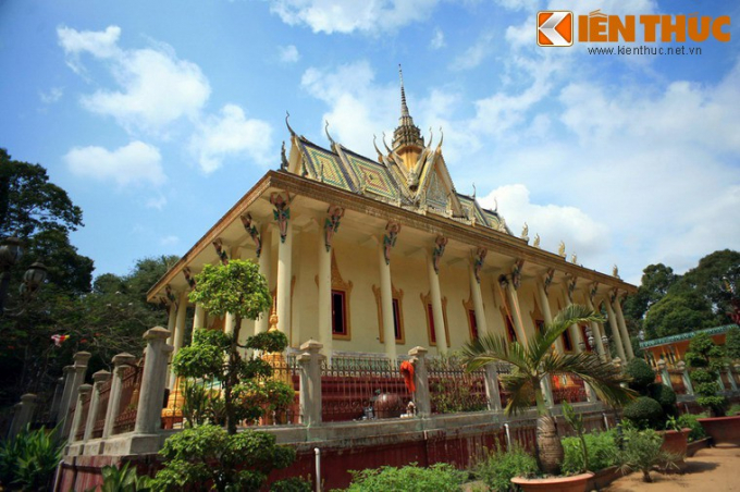 2. Tọa lạc tại khóm 3, thị trấn Châu Thành, thuộc huyện Châu Thành, tỉnh Trà Vinh, chùa Hang (tên chính thức là chùa Kompông Chrây) được coi là một trong những ngôi chùa Khmer Nam Bộ đẹp và độc đáo nhất Việt Nam.