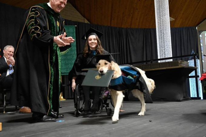 Lễ tốt nghiệp sẽ hạnh phúc hơn rất nhiều nếu như có cún cưng bên cạnh.