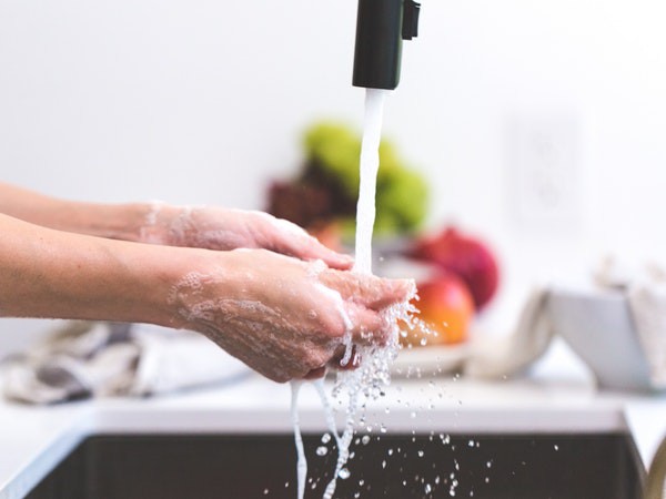 Rửa tay với xà phòng trước khi chạm lên mặt: Việc chạm tay lên mặt tạo điều kiện cho vi khuẩn và bụi bẩn bám lên da mặt. Hãy hạn chế chạm tay lên mặt, và nếu cần, hãy rửa sạch tay với xà phòng trước khi chạm lên mặt.