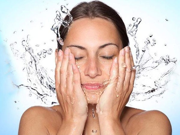 Hạn chế số lần rửa mặt: Rửa mặt quá nhiều lần sẽ khiến da mất đi độ ẩm. Khi đó, tuyến bã nhờn phải hoạt động mạnh hơn, tiết nhiều dầu hơn để bù ẩm cho da, dẫn đến mụn nhọt. Tốt nhất là bạn nên rửa mặt 2 - 3 lần mỗi ngày.