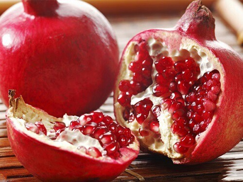 Thành phần của các loại trái cây màu đỏ này chứa dồi dào hoạt chất chống ô xy hóa có tên là Lycopene. Chất này vừa đóng vai trò như một kem chống nắng tự nhiên và vừa giúp kích thích cơ thể tăng cường sản xuất collagen hiệu quả. Ảnh minh họa: Internet