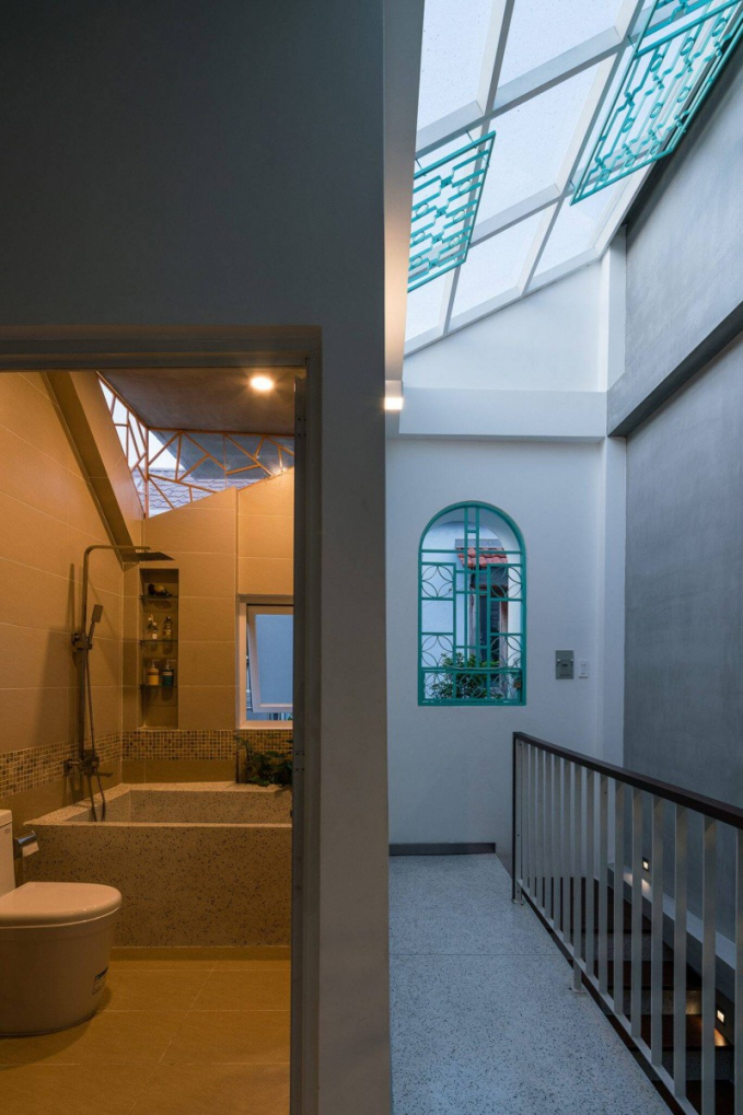 Nhà tắm với thiết kế bồn độc đáo với thành bồn cao giúp cho nước không bắn ra sàn. Nguồn ảnh: Quang Trần.