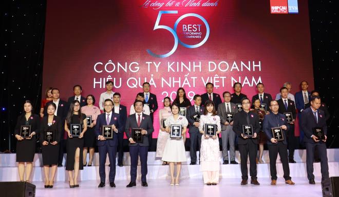 Ông Đỗ Thanh Tuấn – Giám đốc Đối ngoại Công ty Vinamilk (hàng đầu, thứ 5 từ trái sang) tại Lễ vinh danh “Top 50 công ty kinh doanh hiệu quả nhất Việt Nam”.