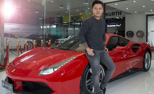 Ngoài bất động sản, nam ca sĩ Tuấn Hưng còn sở hữu dàn siêu xe đắt giá. Trong đó phải kể đến chiếc xe Ferrari 488 GTB màu đỏ được anh mua vào năm 2017 với giá 16 tỷ đồng. Ảnh: Vietnamnet.