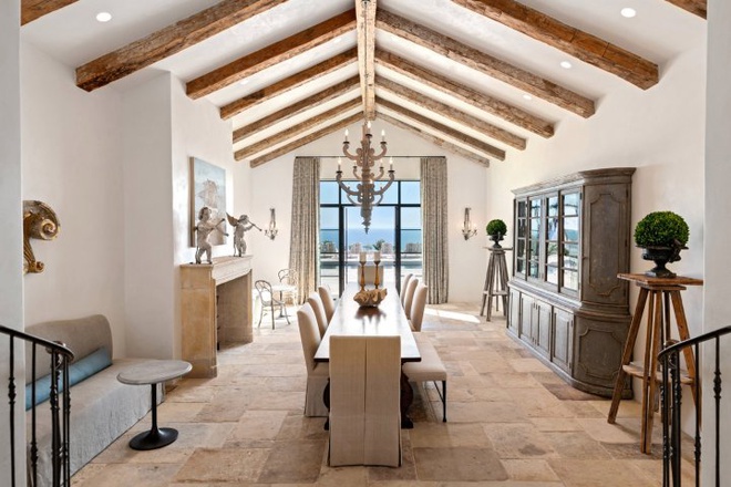 Một số không gian trong ngôi nhà mang đậm màu sắc Italy, điển hình là phòng ăn với vẻ đẹp mộc mạc từ sàn đá cùng những nội thất bằng gỗ.