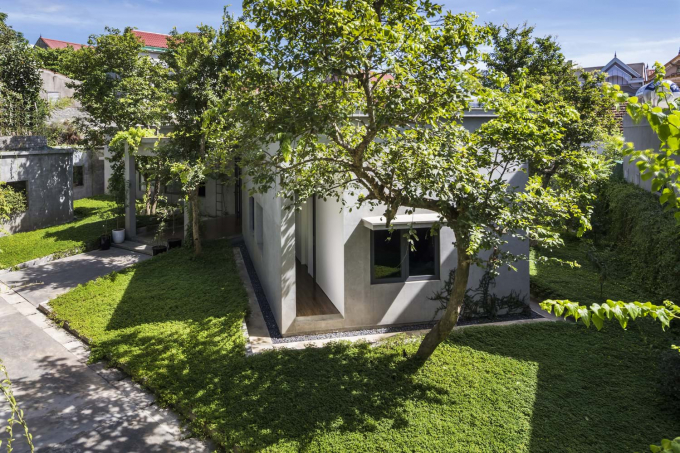 Ngôi nhà được thiết kế cho cặp vợ chồng trẻ và hai đứa con trên một mảnh vườn rộng 500 m2.