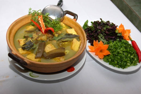 Vị ngọt béo của xương dê quyện vào vị béo bùi hơi chát nhẹ của chuối xanh, nước canh có vị chua thanh từ mẻ