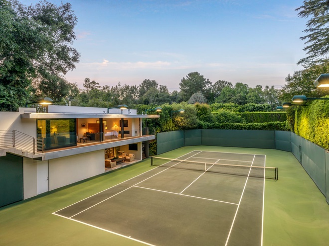 Sân tennis được doanh nhân Brooks xây dựng thêm sau khi mua lại ngôi nhà từ Brad Pitt và Jennifer Aniston. Ảnh: Business Insider.