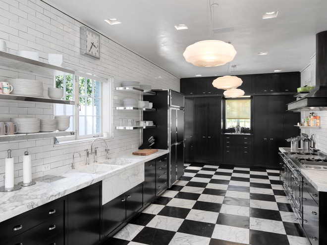 Căn bếp được thiết kế với hai tông màu đen trắng chủ đạo và sàn được lót bằng đá cẩm thạch. Ảnh: Business Insider.