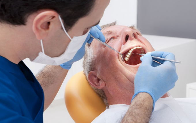 Kiểm tra răng miệng: Người cao tuổi rất cần quan tâm đến sức khỏe răng miệng. Một số thuốc có thể gây ảnh hưởng xấu đến sức khỏe răng miệng như: Thuốc kháng histamin, thuốc lợi tiểu...