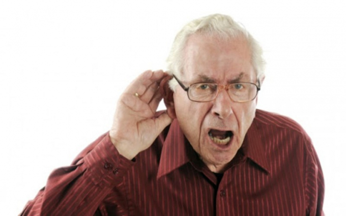 Kiểm tra thính lực: Mất thính lực là một phần tự nhiên của quá trình lão hóa hoặc có thể do nhiễm trùng hoặc các bệnh lý khác.
