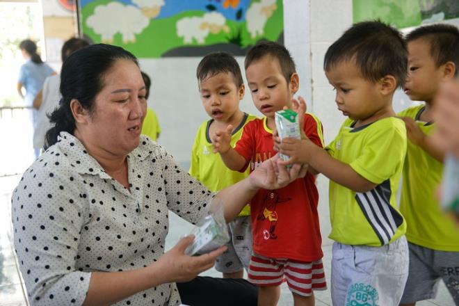 Các em sẽ được uống sữa miễn phí liên tiếp trong 3 tháng nhằm tăng cường chế độ dinh dưỡng, hỗ trợ nâng cao sức khỏe và sức đề kháng. Tại khu vực miền Nam, năm 2020, ngoài TP.HCM, Quỹ sữa Vươn cao Việt Nam còn hỗ trợ sữa cho trẻ em các tỉnh, thành khác như Bến Tre, Trà Vinh, Tây Ninh, Bạc Liêu…