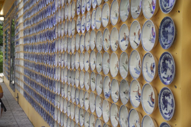 Bên ngoài căn nhà là những món đồ cổ bằng gốm sứ với hơn 2.000 đĩa được ốp tường, cột...