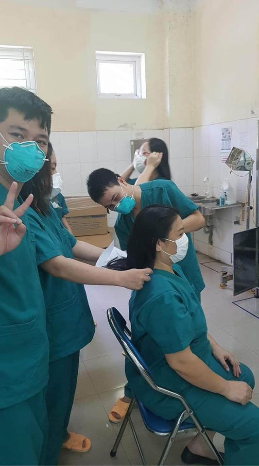 Nữ y bác sĩ Đà Nẵng cắt ngắn tóc để thuận tiện khi làm việc.