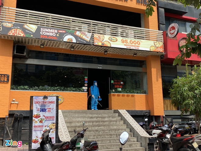 Quán pizza đang được phun khử trùng. Ảnh: Hồng Quang.