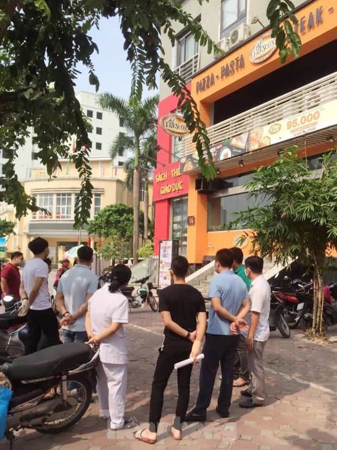 Cũng trong sáng nay, quán pizza tại số 106 Trần Thái Tông (Cầu Giấy, Hà Nội) bị phong tỏa và phun khử trùng toàn bộ khu vực nơi người này làm việc.
