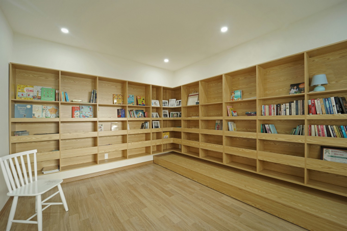 Chủ nhà cũng ưu tiên một khoảng diện tích lớn để làm phòng đọc sách.