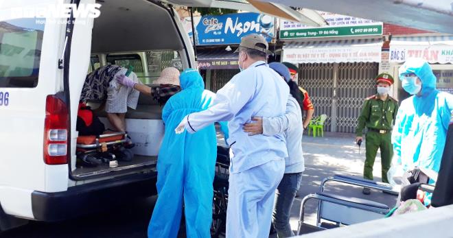 Chuyển bệnh nhân điều trị thận vào khu cách ly Bệnh viện Đà Nẵng.