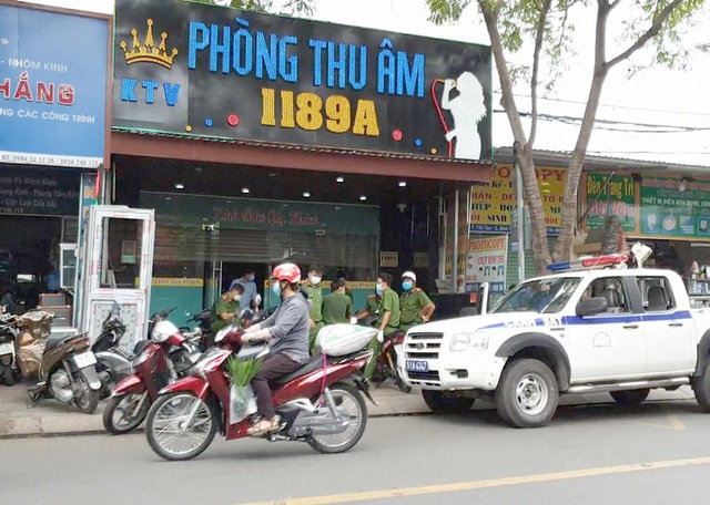 Công an kiểm tra phòng thu âm có 28 người Trung Quốc nhập cảnh trái phép vào TPHCM (ảnh: Hoàng Thuận)