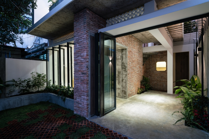 Ngôi nhà được thiết kế cho một cặp vợ chồng trẻ có nhu cầu sinh hoạt đơn giản với diện tích sử dụng 120 m2, xây dựng trên nền đất 6x4 mét.