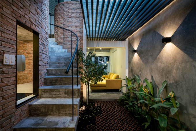 Nhiều không gian xanh được thiết kế xen kẽ trong căn nhà. Một số chi tiết như tường, cầu thang... được giữ từ vật liệu ban đầu.