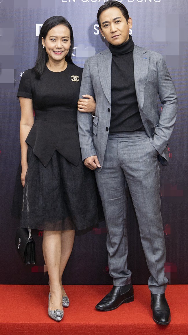 Xuất hiện tại sự kiện ra mắt phim, nữ diễn viên Hồng Ánh tự dìm nhan sắc khi chọn cho mình mẫu váy tông đen trông khá già nua.