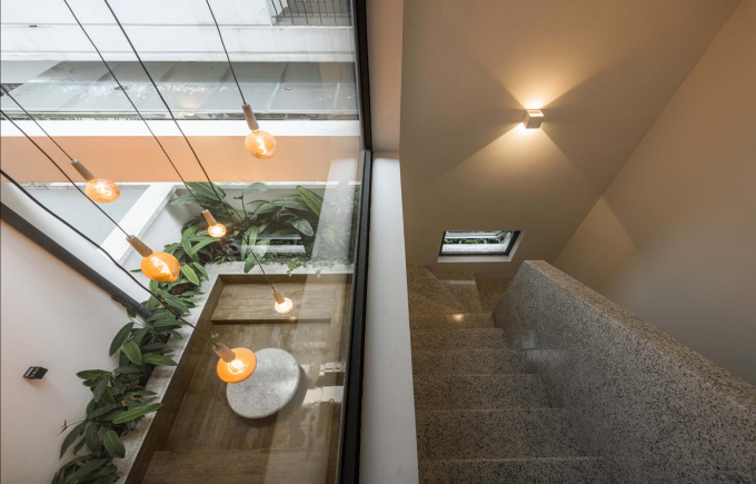 Chất liệu terrazzo được sử dụng trong thiết kế sàn, hành lang và cầu thang tạo ra bầu không khí mát mẻ dễ chịu.