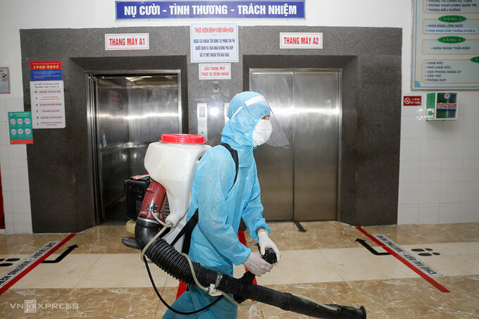 Quân đội phun hoá chất khử khuẩn tại bệnh viện Đà Nẵng, tối 26/7. Ảnh: Nguyễn Đông.