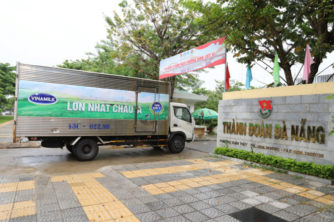 Hình 2: Vào sáng ngày 31-7, những chuyến xe của Vinamilk đã chuyển các sản phẩm đến điểm tiếp nhận tại Đà Nẵng