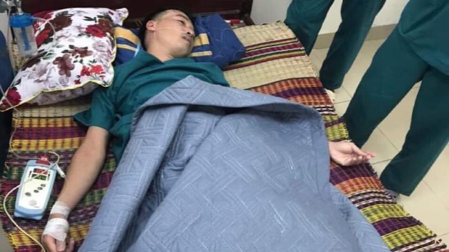 Một cán bộ y tế tại Trung tâm cấp cứu Đà Nẵng kiệt sức vì đầu việc quá nhiều. Ảnh: QH.