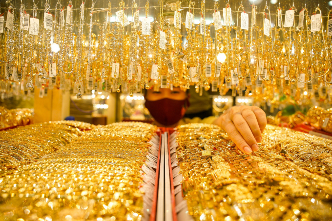 Giá vàng thế giới vượt xa mốc 2.000 USD/ounce tác động khiến giá vàng miếng trong nước sáng 5/8 tăng lên mốc 58,7 triệu đồng/lượng. Ảnh: Chí Hùng.