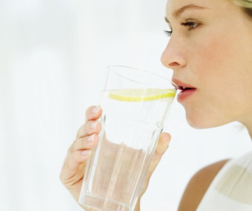 Uống nước chanh vào sáng sớm mang lại những bất ngờ cho sức khỏe.