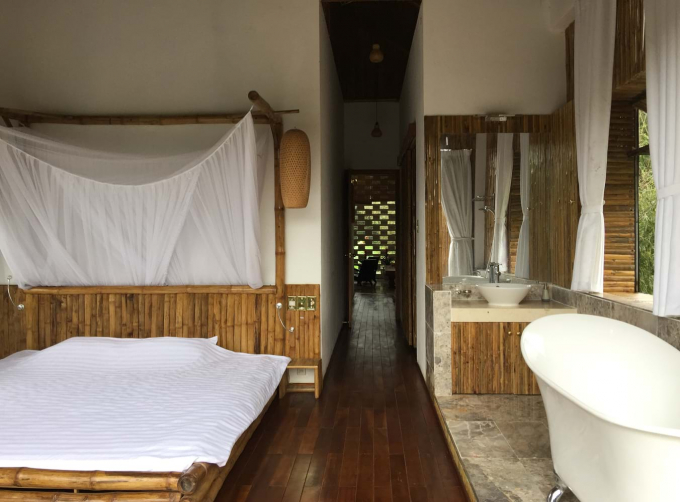 Không gian tầng trên là 2 phòng ngủ liên tiếp, với nội thất mộc mạc, đặc trưng của vùng quê Việt Nam. Phòng ngủ chính có mặt tiền mở hoàn toàn, tạo không gian tiếp xúc trực tiếp với thiên nhiên. Sàn phòng ngủ có dầm nhịp đạt 4,5 m không có cột, phù hợp với không gian ăn uống mở bên dưới.
